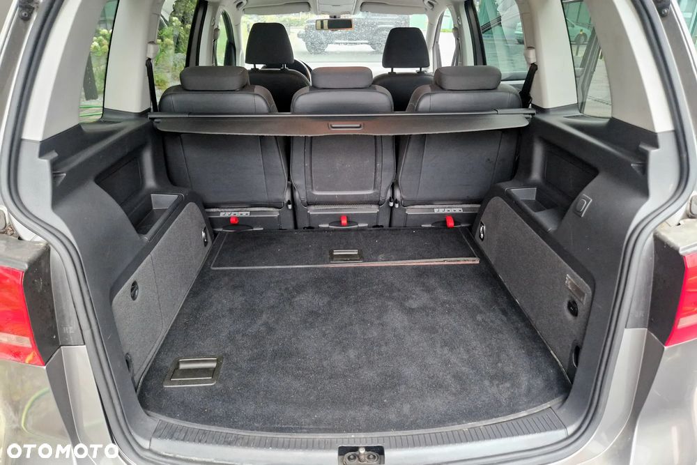 Volkswagen Touran - 12