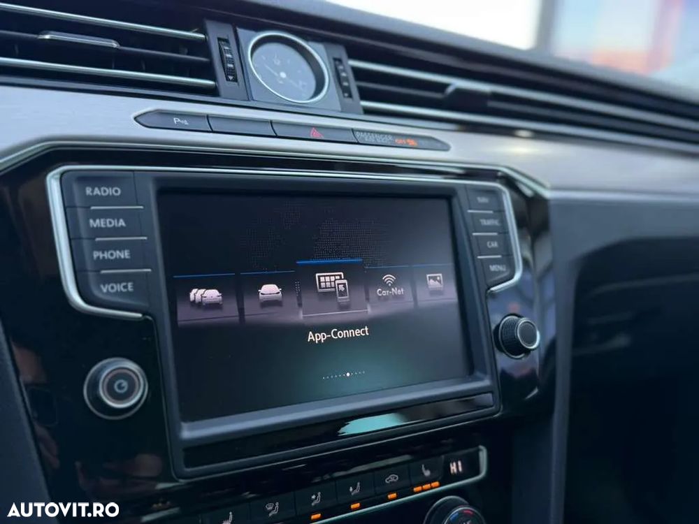 Volkswagen Passat Variant 2.0 TDI DSG 4Motion Highline - 18