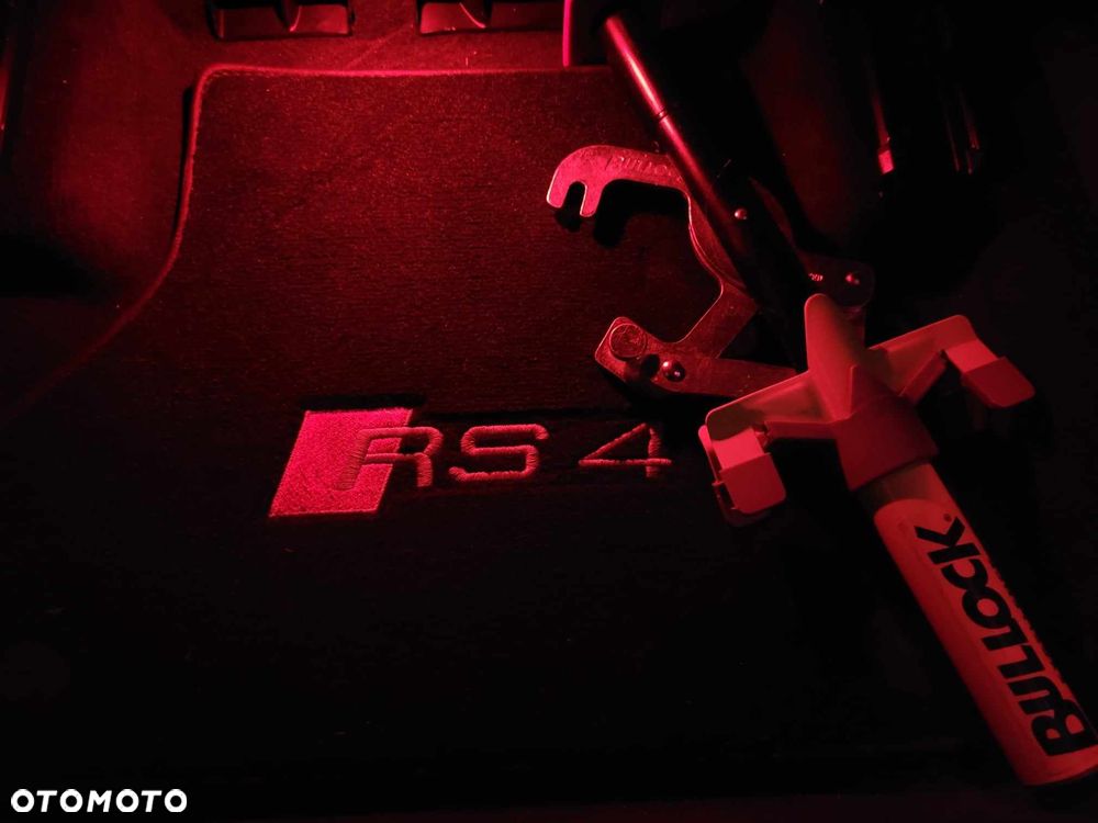 Audi RS4 Avant - 32