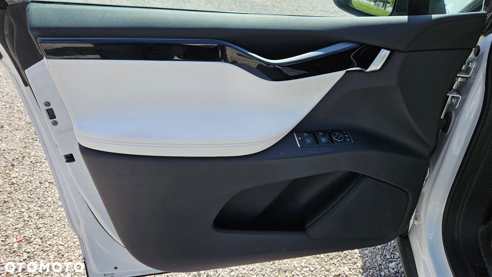 Tesla Model X - 22