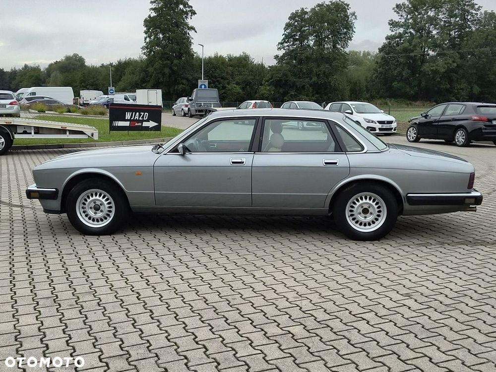 Jaguar XJ - 4