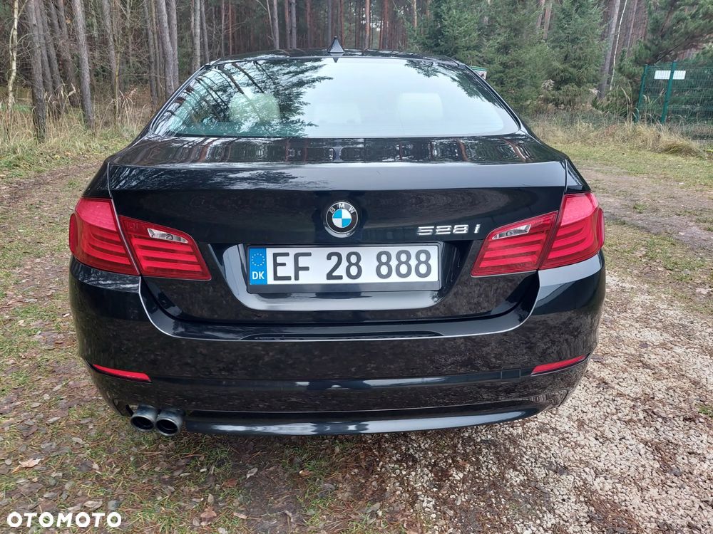 BMW Seria 5 528i Sport-Aut - 9