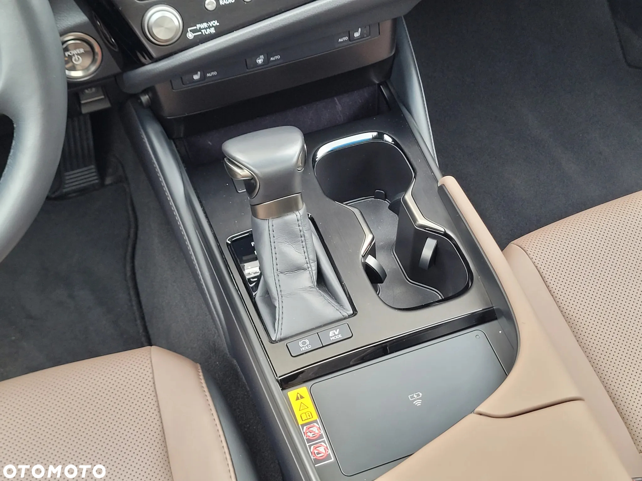 Lexus ES 300h F Sport Design - 16