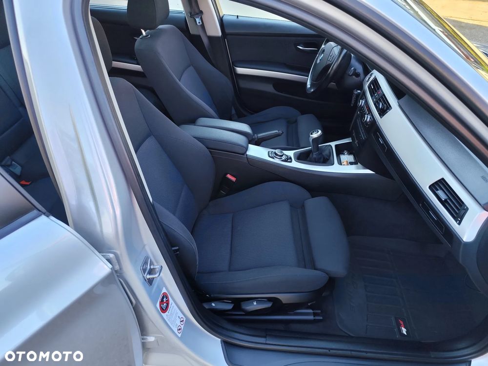 BMW Seria 3 318d DPF Edition Sport - 12