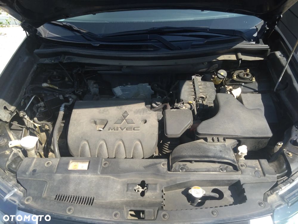 Mitsubishi Outlander 2.0 Invite + 2WD - 9