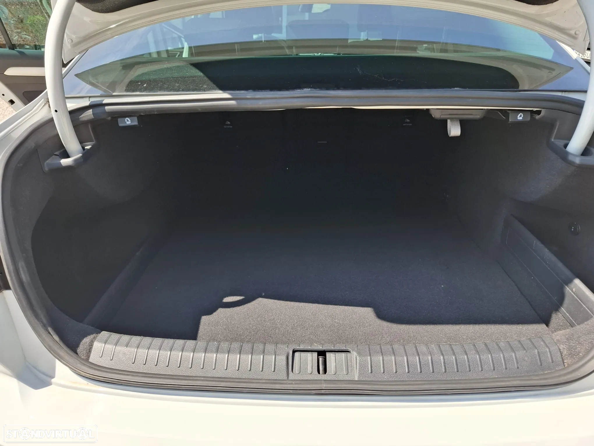 VW Passat 1.6 TDI Trendline - 13