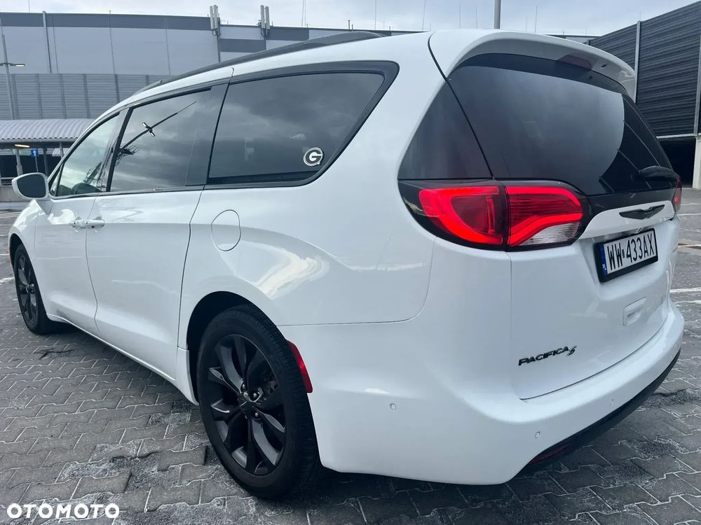 Chrysler Pacifica - 17