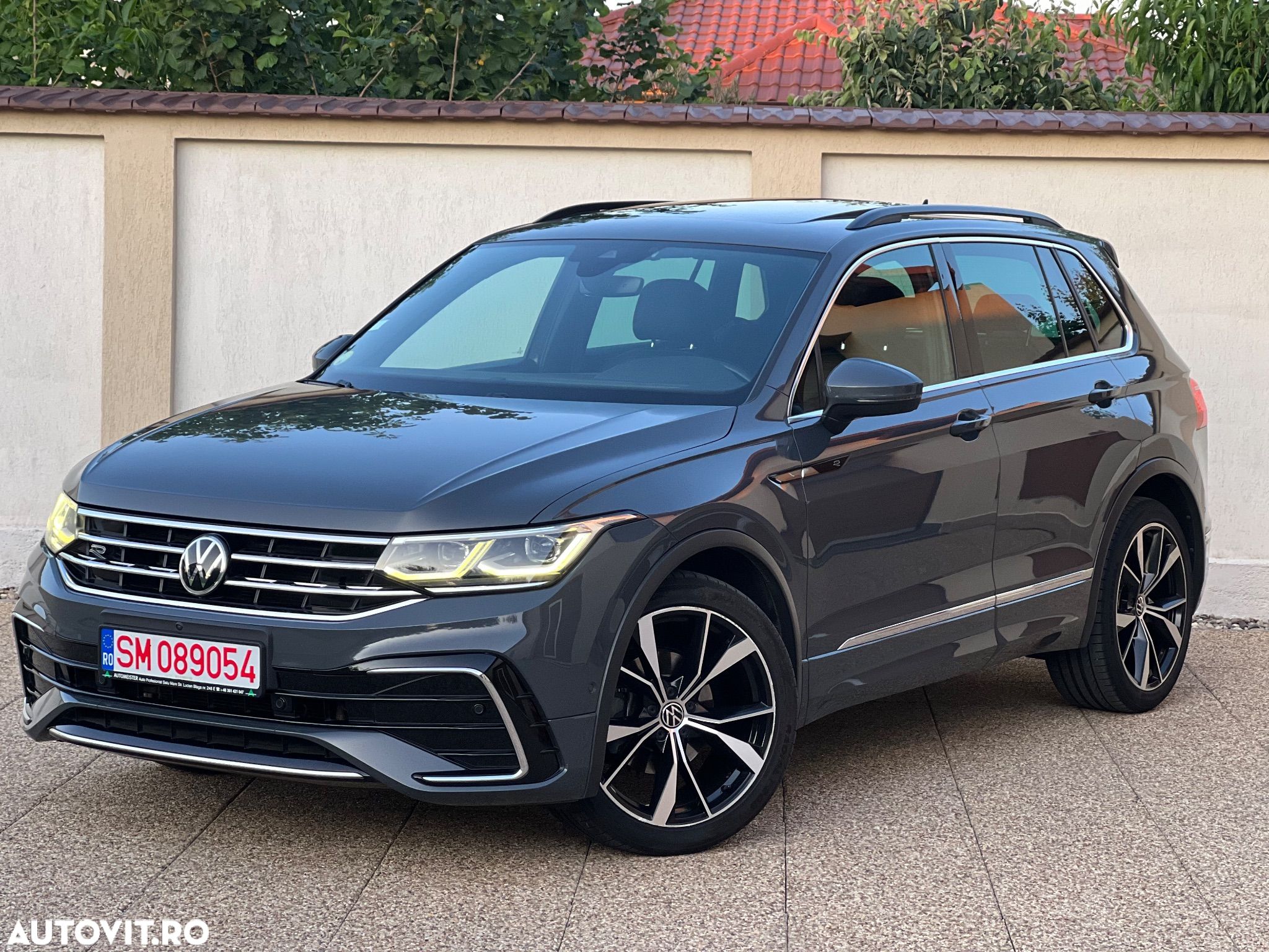 Volkswagen Tiguan - 1