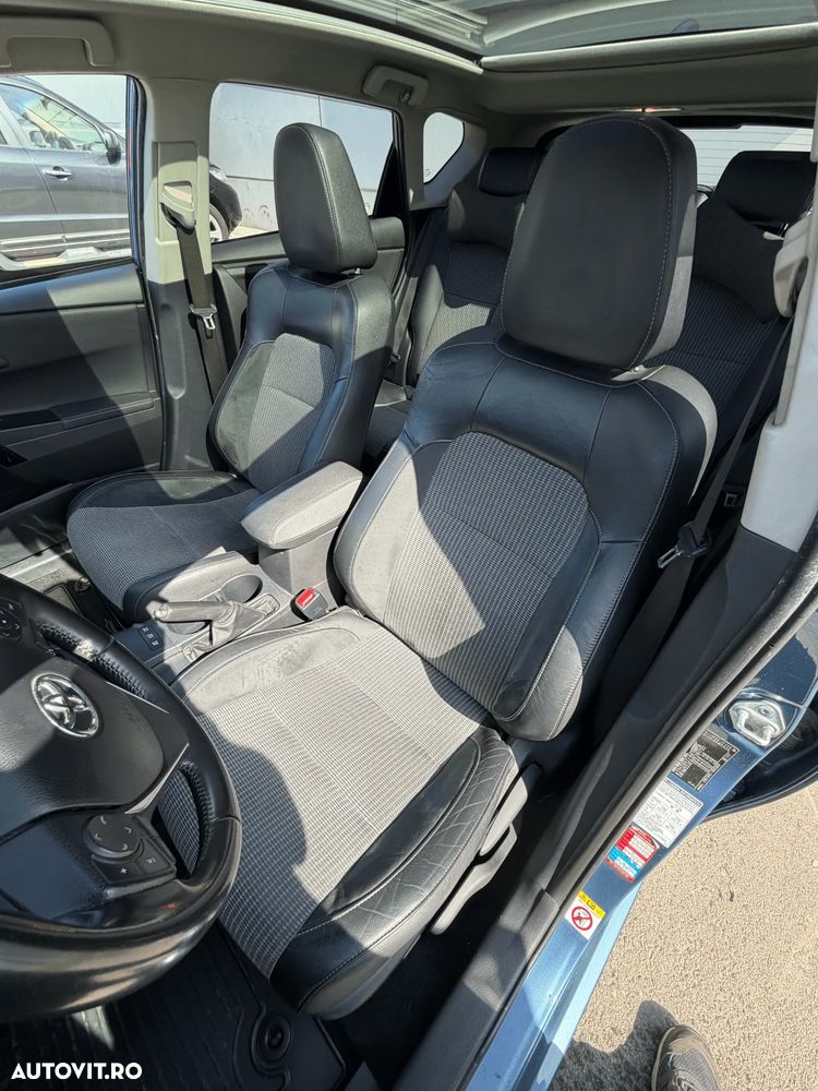 Toyota Auris 1.8 L VVT-i HSD Sol + - 19