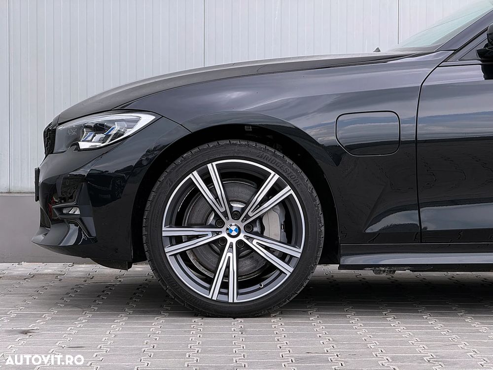 BMW Seria 3 330e Aut. M Sport - 41