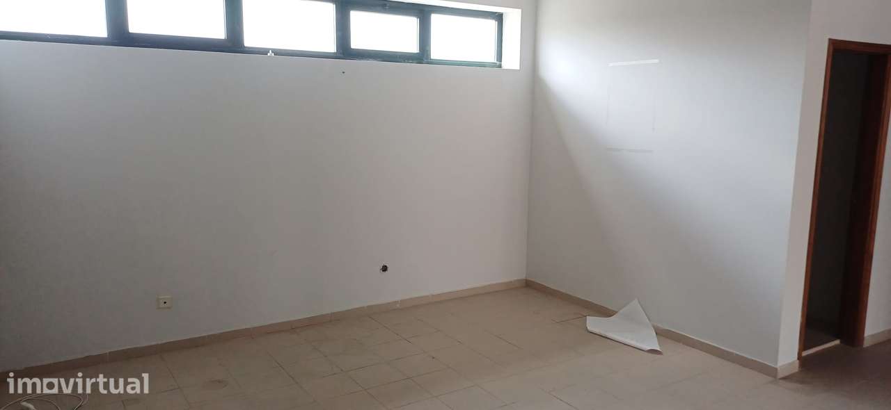 ARRENDA-SE LOJA / ESPAÇO COMERCIAL COM 241,55 m² – RECAREI, PAREDES - Grande imagem: 2/22