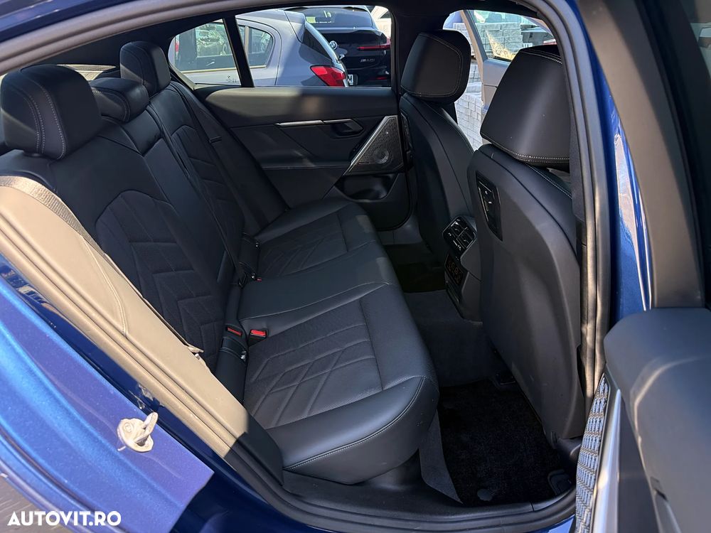 BMW Seria 5 520i AT MHEV - 34