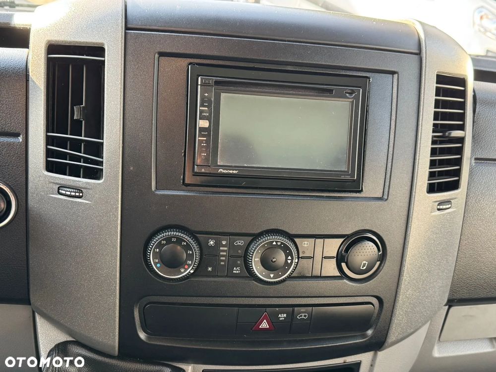 Volkswagen CRAFTER BLIŻNIAKI KONTENER WINDA KLIMATYZACJA - 11