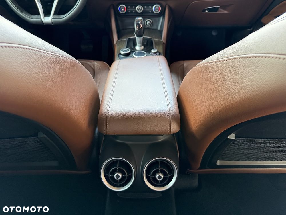 Alfa Romeo Stelvio 2.0 Turbo 16V AT8-Q4 Lusso Ti - 28
