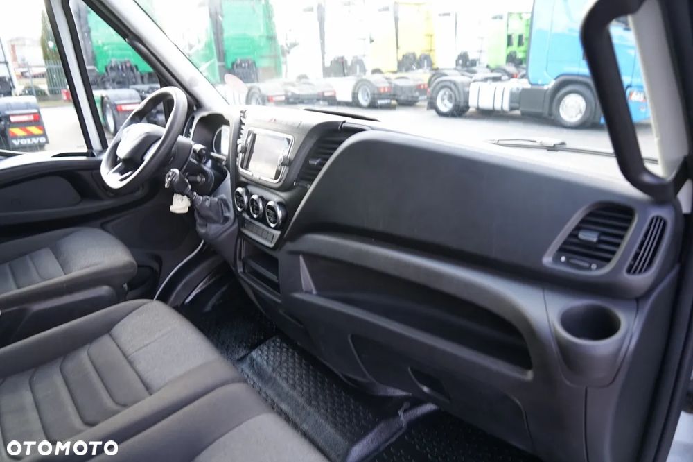 Iveco DAILY 35-160 / KONTENER 4,2 M / WINDA / BLIŹNIAK   DMC: 3500 KG /  2022 - 35