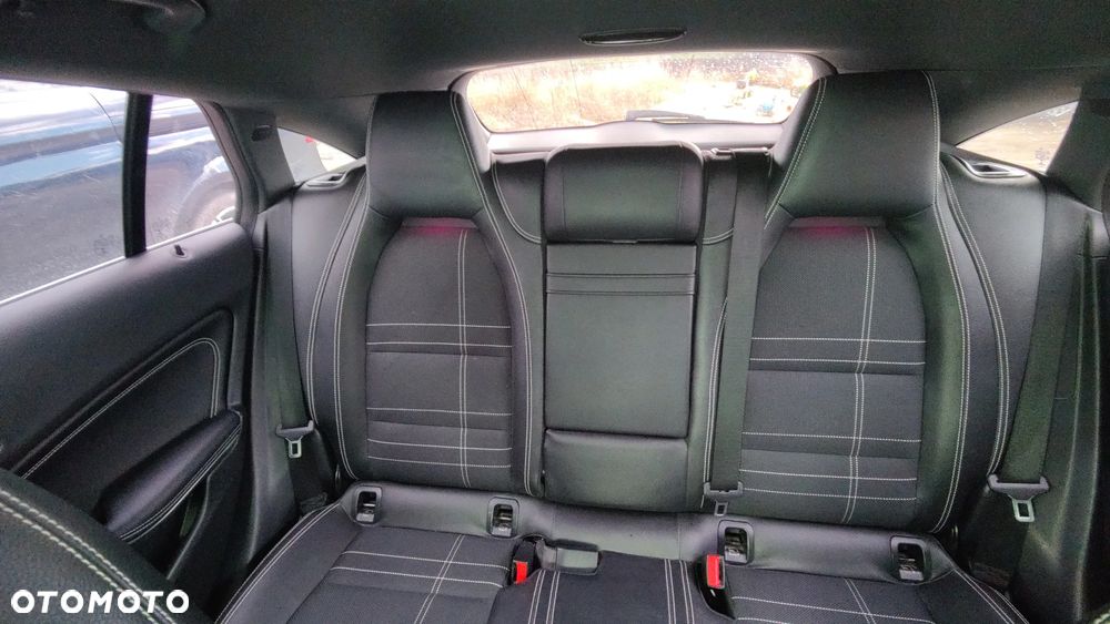Mercedes-Benz CLA 200 7G-DCT - 25