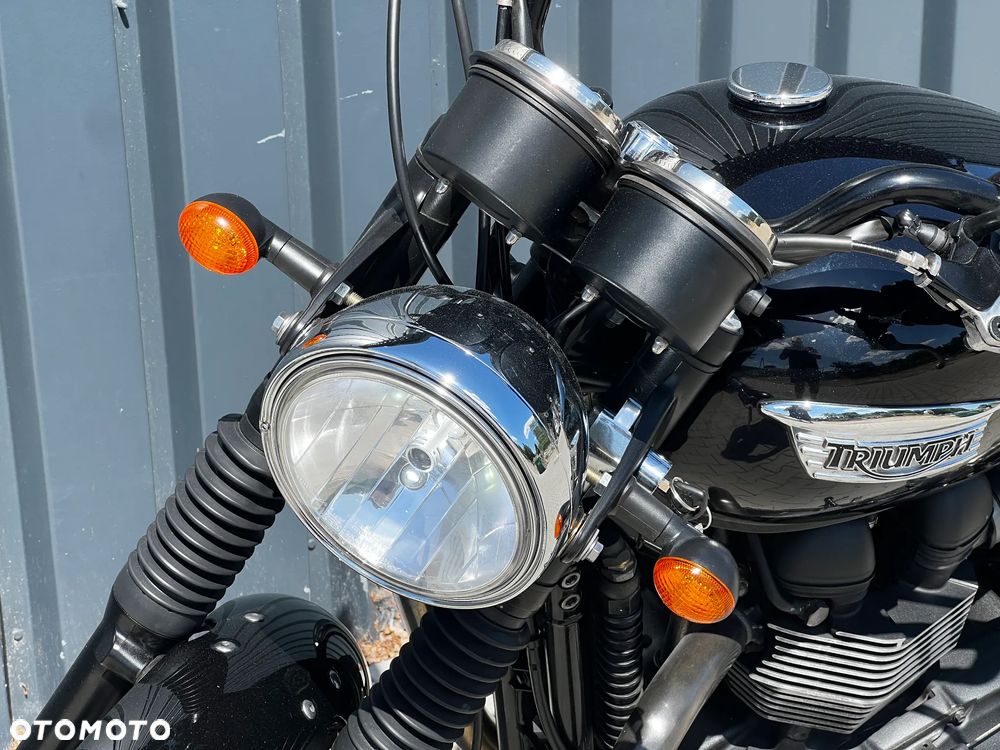 Triumph Bonneville - 12