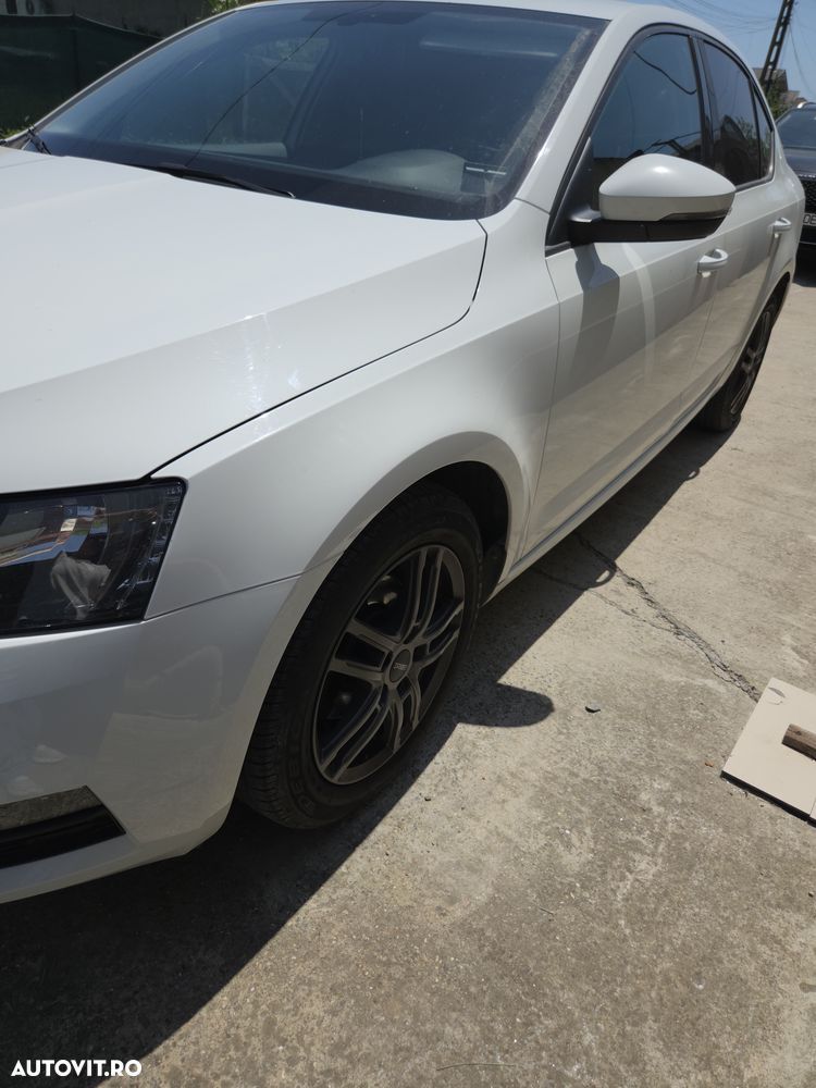 Skoda Octavia 1.6 TDI DSG Ambition - 3