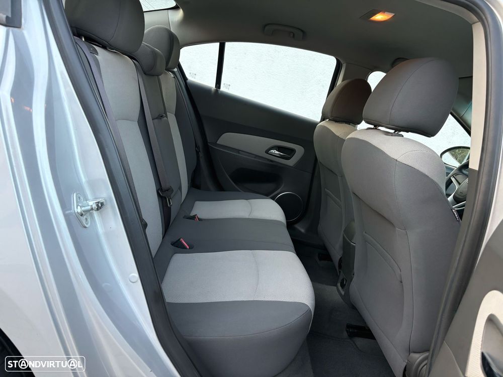 Chevrolet Cruze 1.6 LS - 21