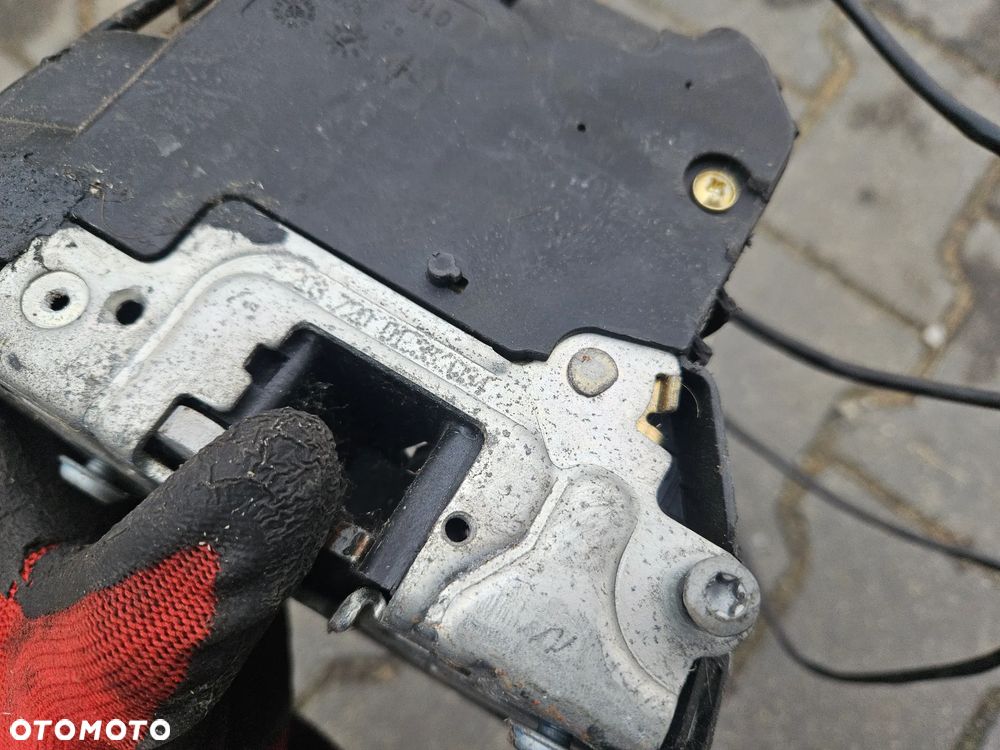 Zamek drzwi lewy przedni MERCEDES W203 Lift 2007r Europa 2037200135 - 4