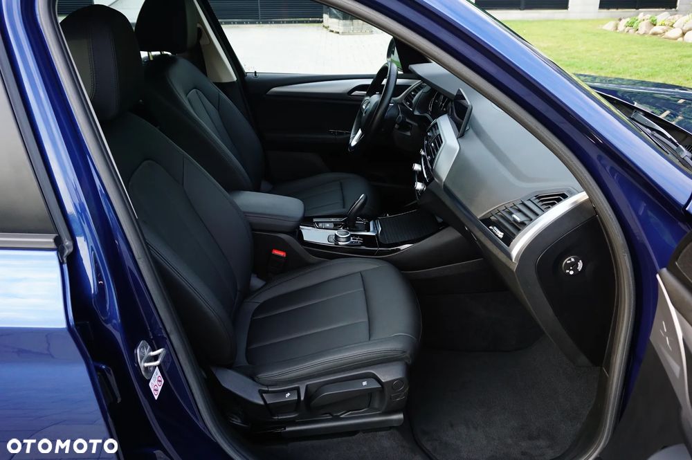 BMW X3 xDrive20i Advantage - 25