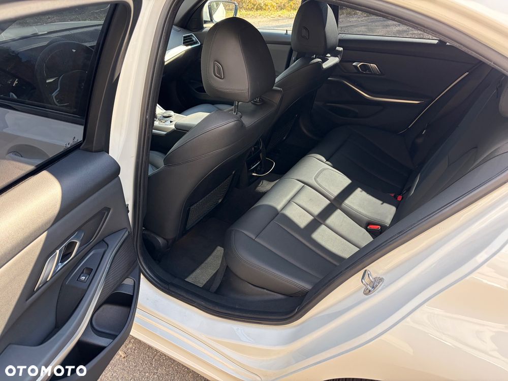 BMW Seria 3 330i M Sport - 12
