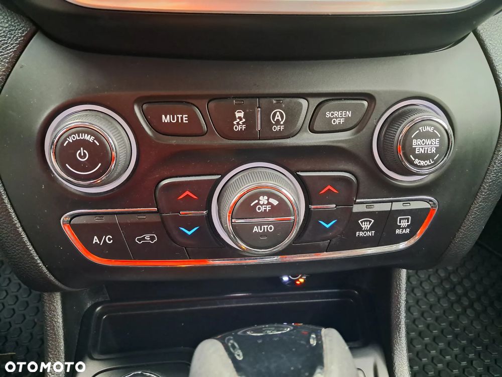 Jeep Cherokee - 31