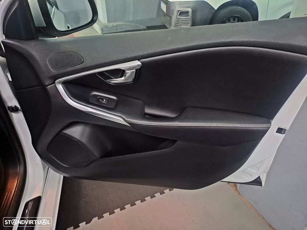 Volvo V40 2.0 D2 R-Design - 26