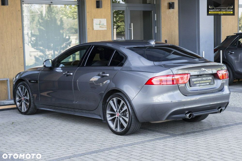 Jaguar XE - 12