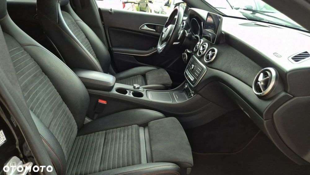 Mercedes-Benz CLA 200 7G-DCT AMG Line - 30