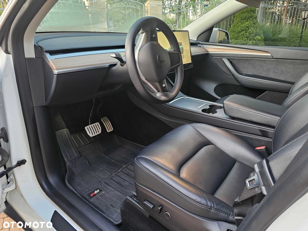 Tesla Model Y - 8