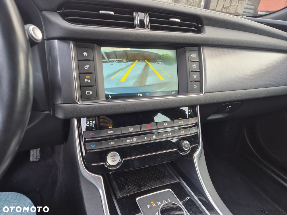 Jaguar XF 3.0 TDV6 R-Sport - 11