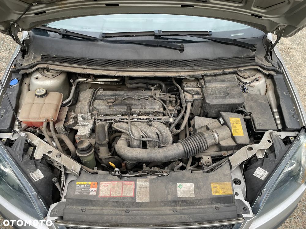 Ford Focus 1.6 16V Ambiente - 8