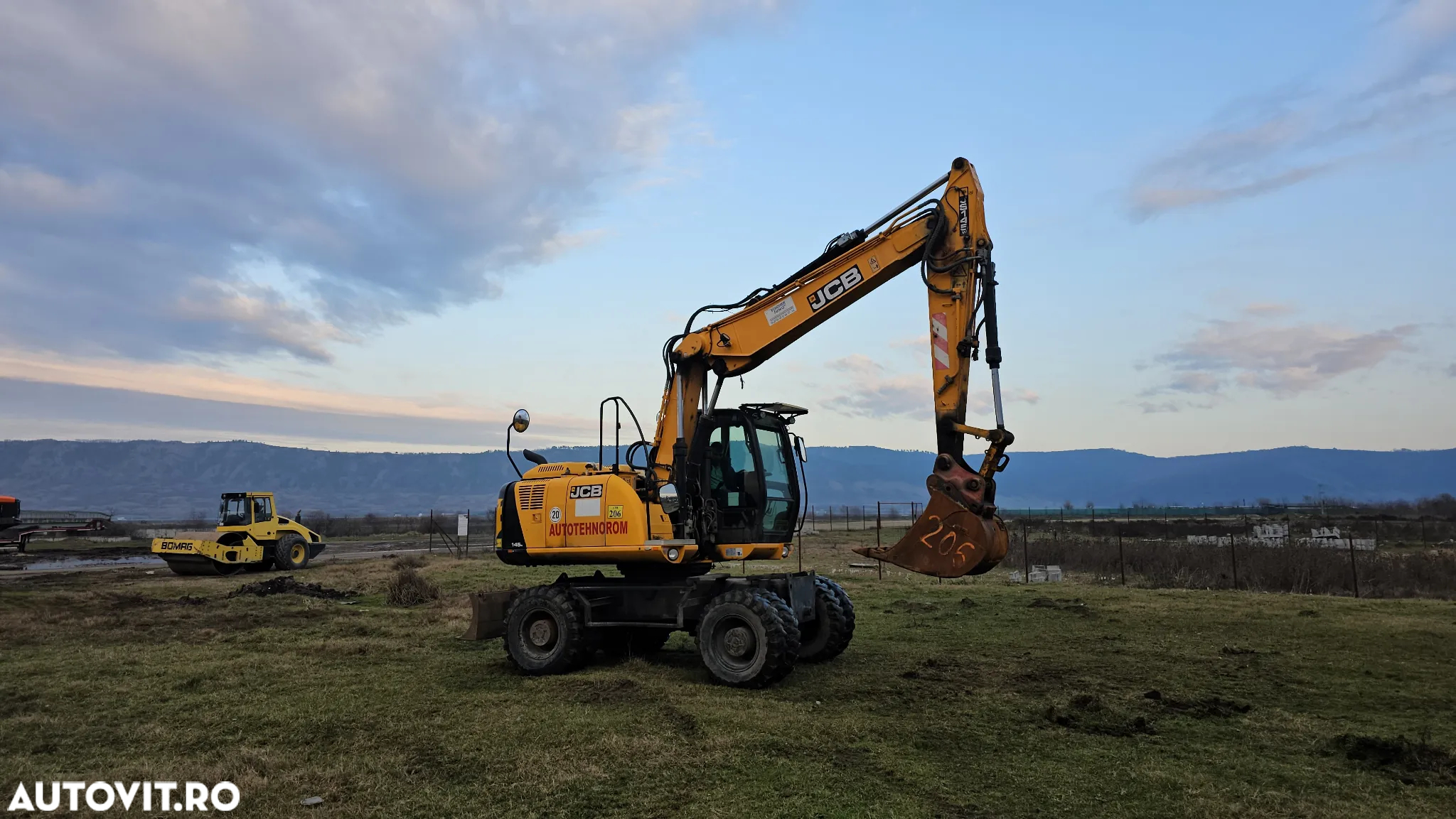 JCB JS 145 W Excavator pe roti - 9