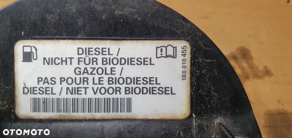 Klapka wlewu paliwa VW Passat B6 L041 3C9809857 - 7