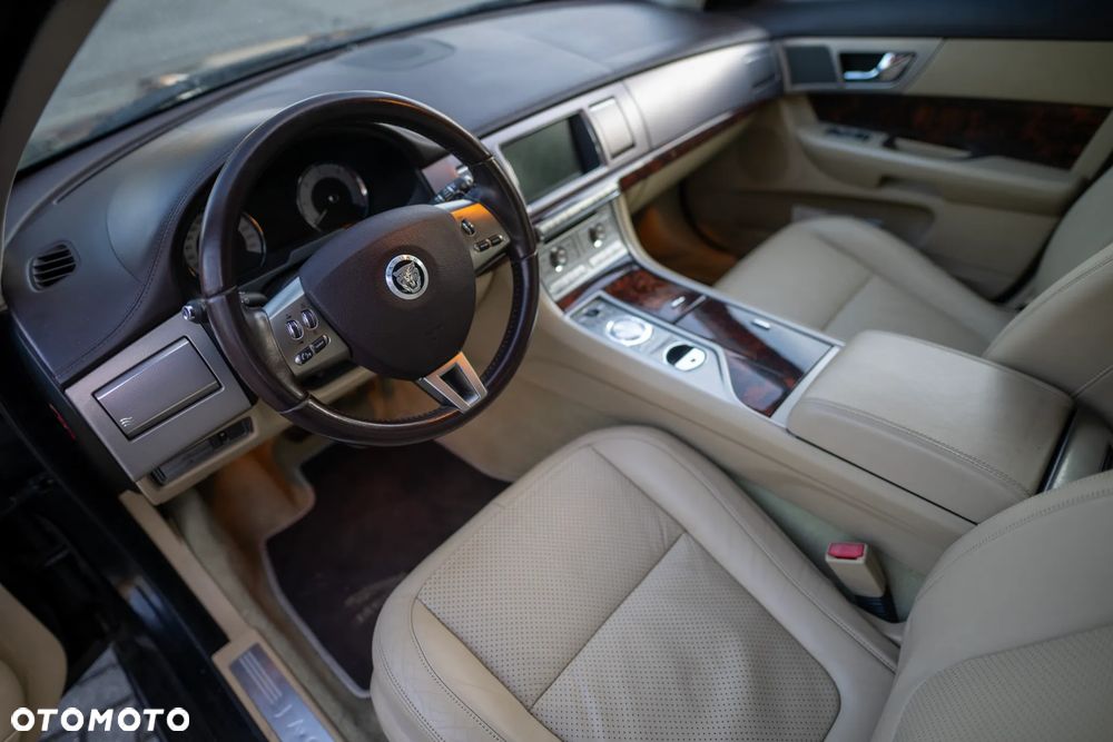 Jaguar XF 2.7 V6 D Premium Luxury - 20