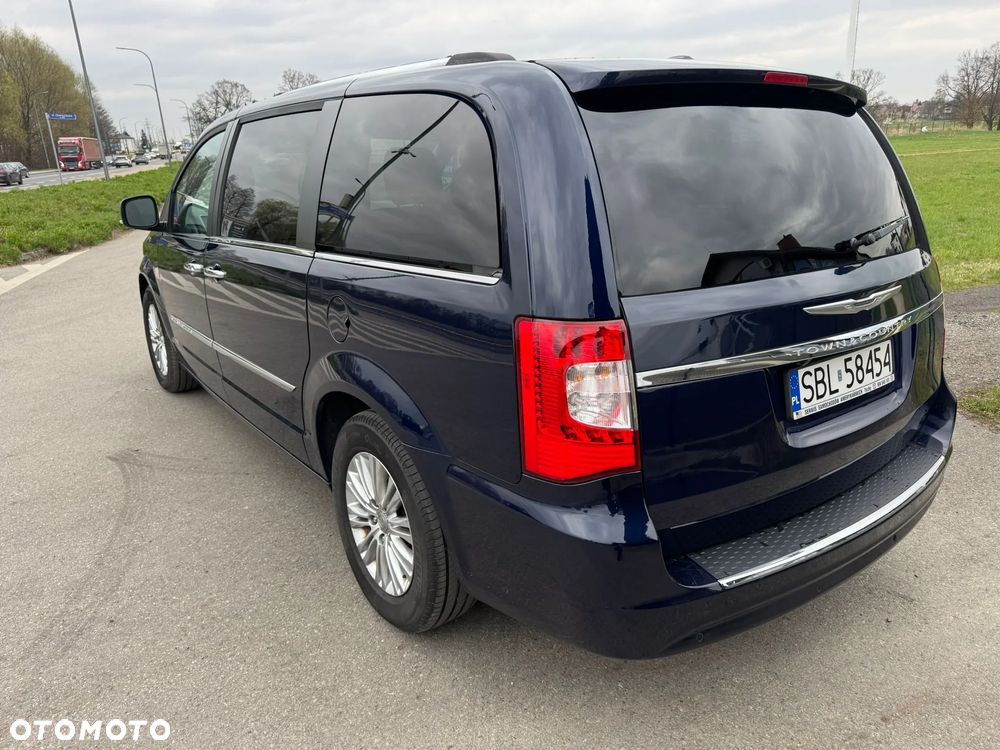 Chrysler Town & Country - 7