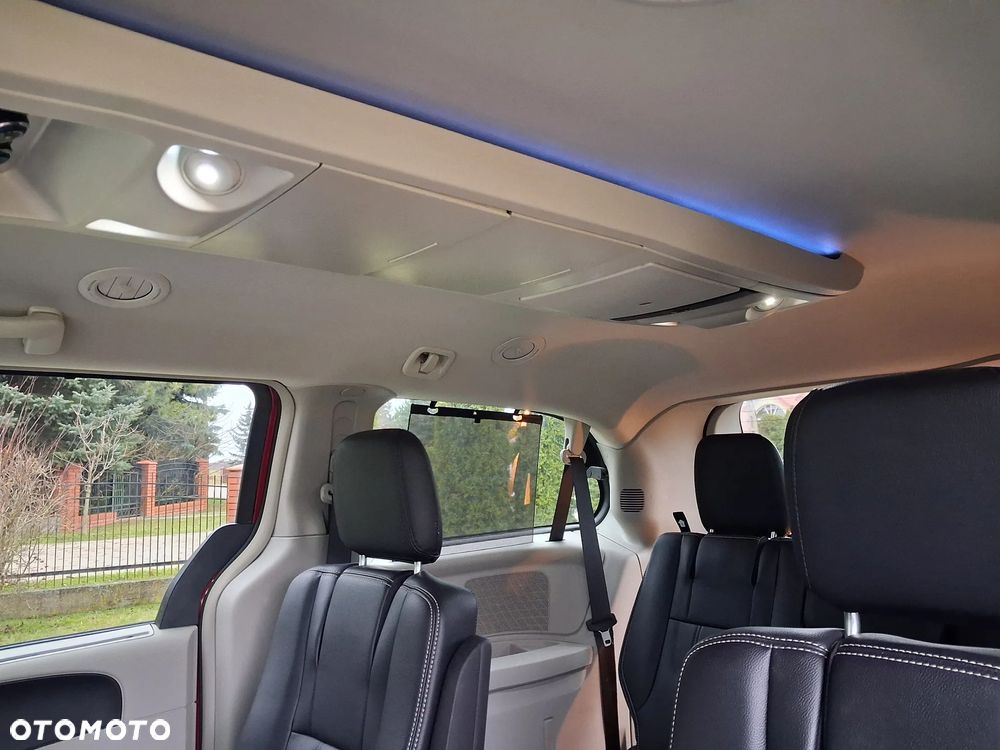 Chrysler Town & Country 3.6 Limited - 16