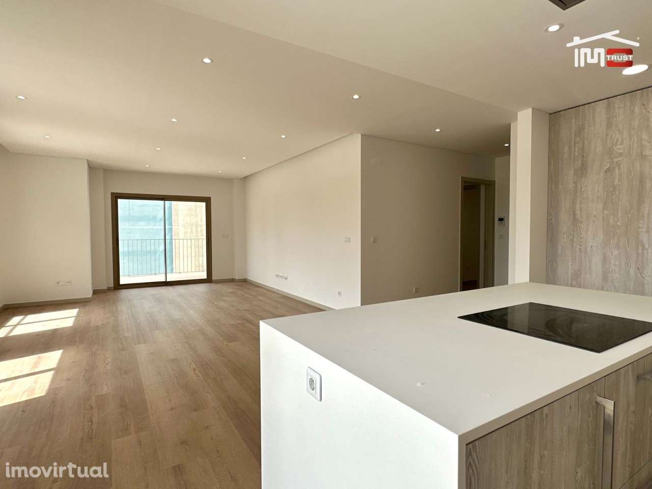 Apartamento T2 com Parqueamento e Varandas Grandes - Grande imagem: 4/28