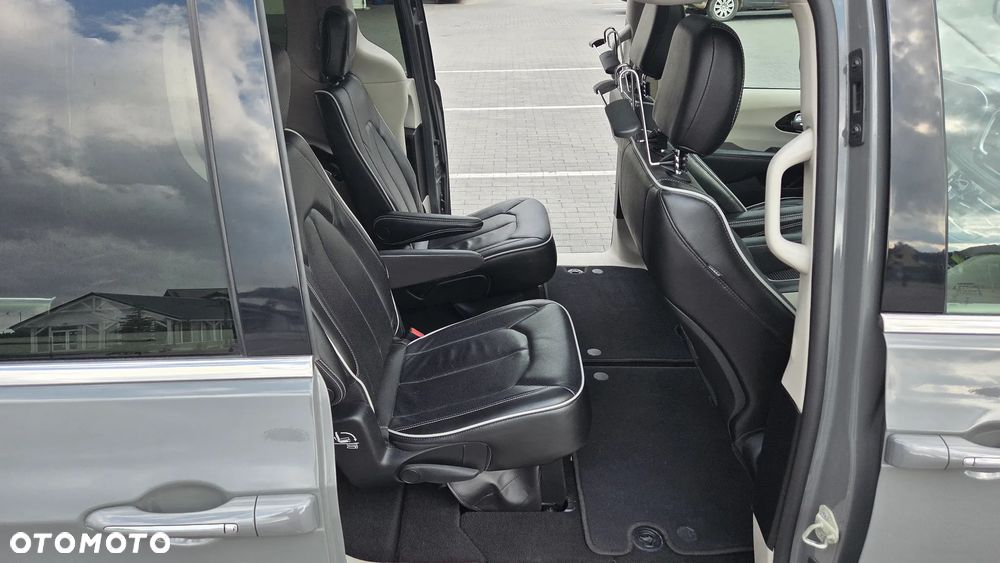 Chrysler Pacifica - 12