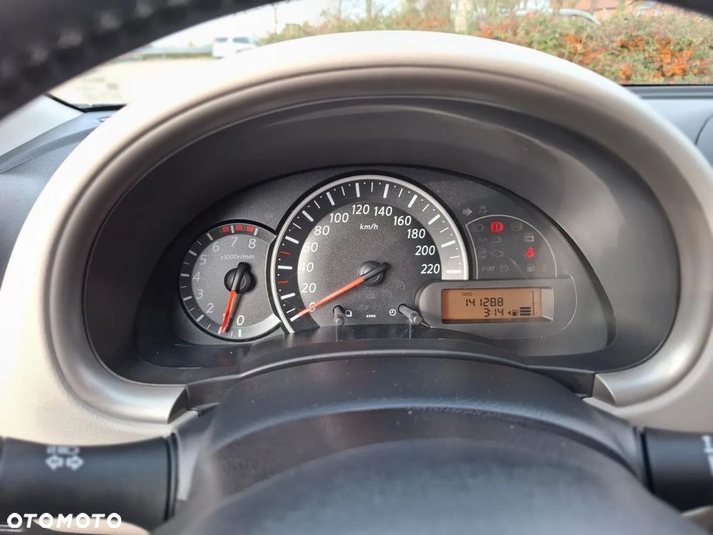 Nissan Micra 1.2 Bild der Frau - 12