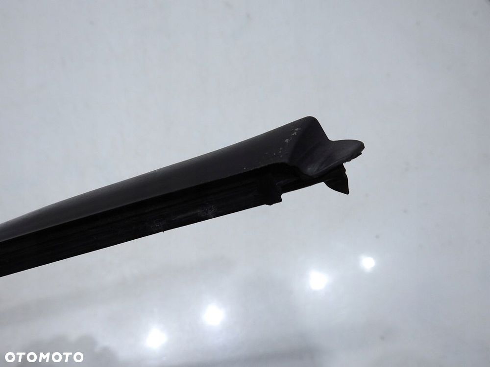 LISTWA SZYBY CZOŁOWEJ PRAWA AUDI A4 B7 - 7
