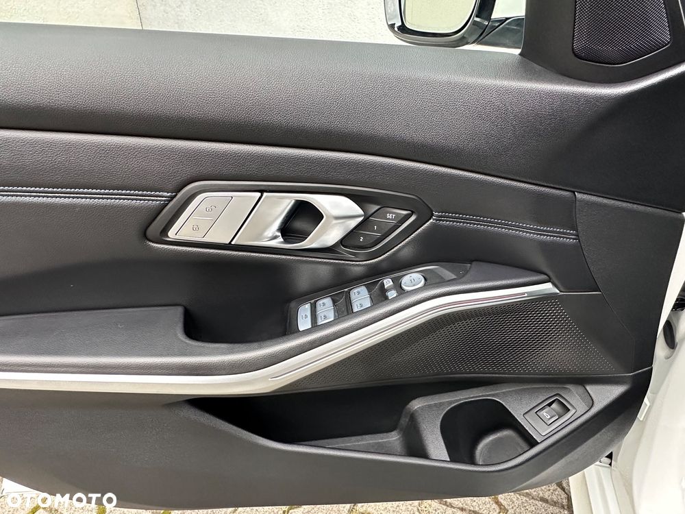 BMW Seria 3 320d xDrive M Sport - 32