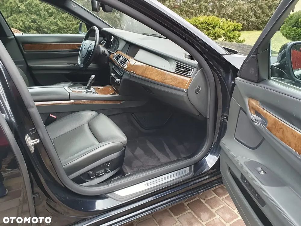 BMW Seria 7 750i xDrive - 14