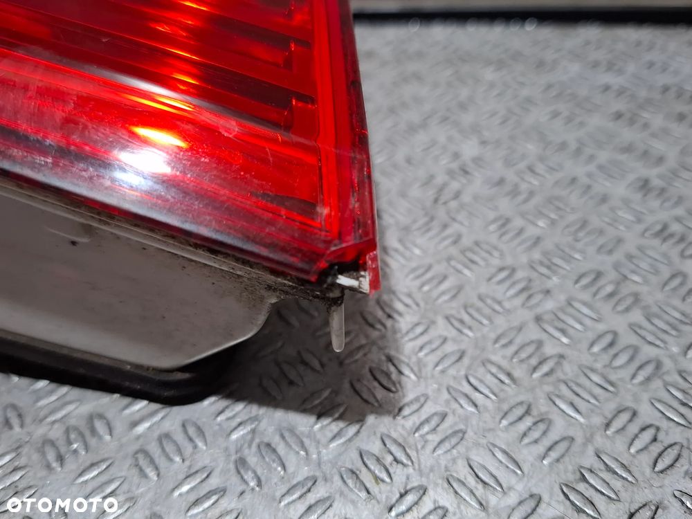 Lampa w klape lewy tył Skoda SuperB II Lift R 2014 nr 3T5945093B - delikatnie uszkodzona - 3
