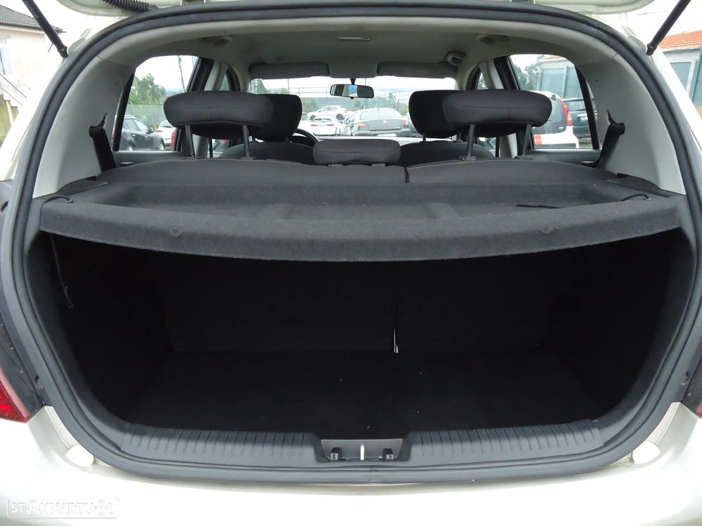 Hyundai i20 1.4 CRDI Comfort ESP - 10