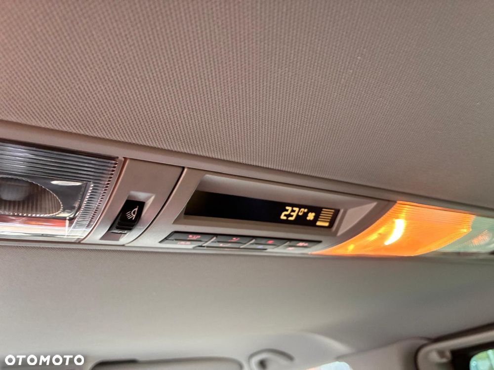 Volkswagen Caravelle - 9