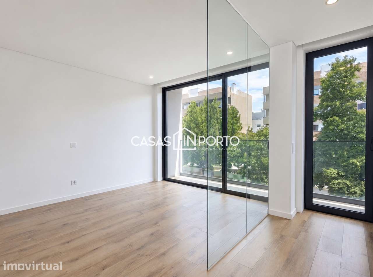 Apartamento com Varanda e Garagem junto ao Hospital de São João - Grande imagem: 5/24