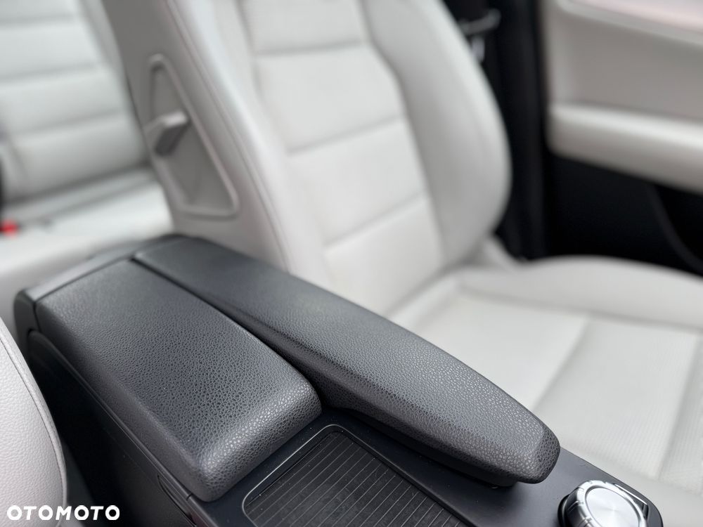 Mercedes-Benz Klasa C 180 CGI BlueEff Avantgarde - 18