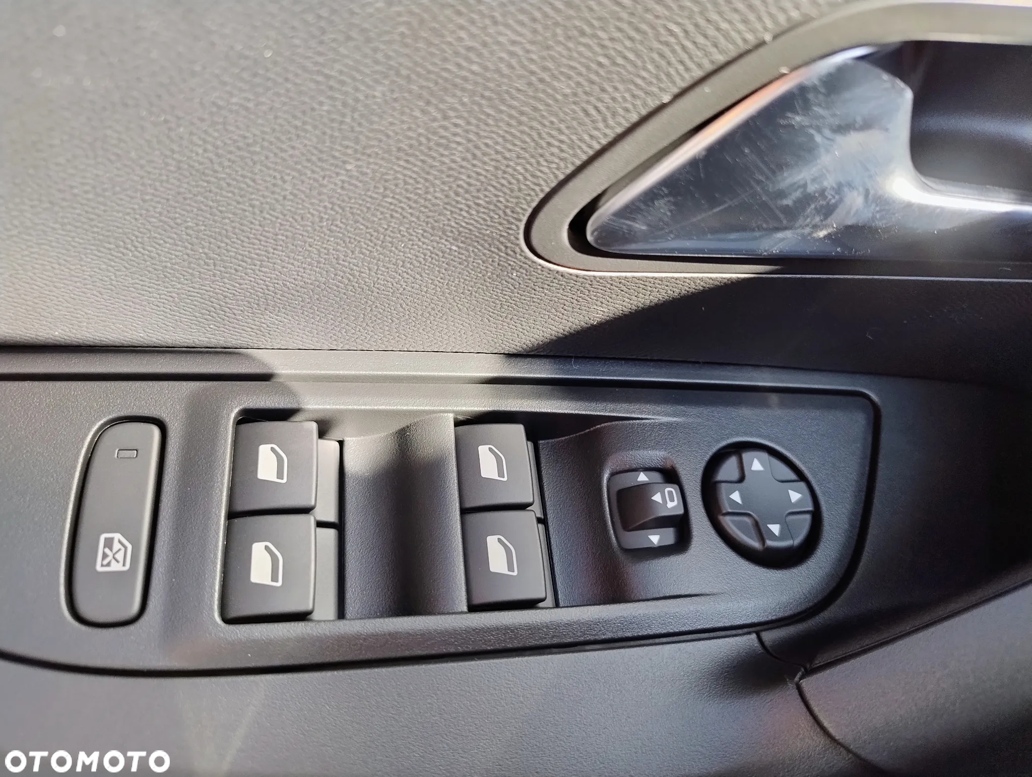 Peugeot 2008 PureTech 100 Allure S&S BVM6 - 11